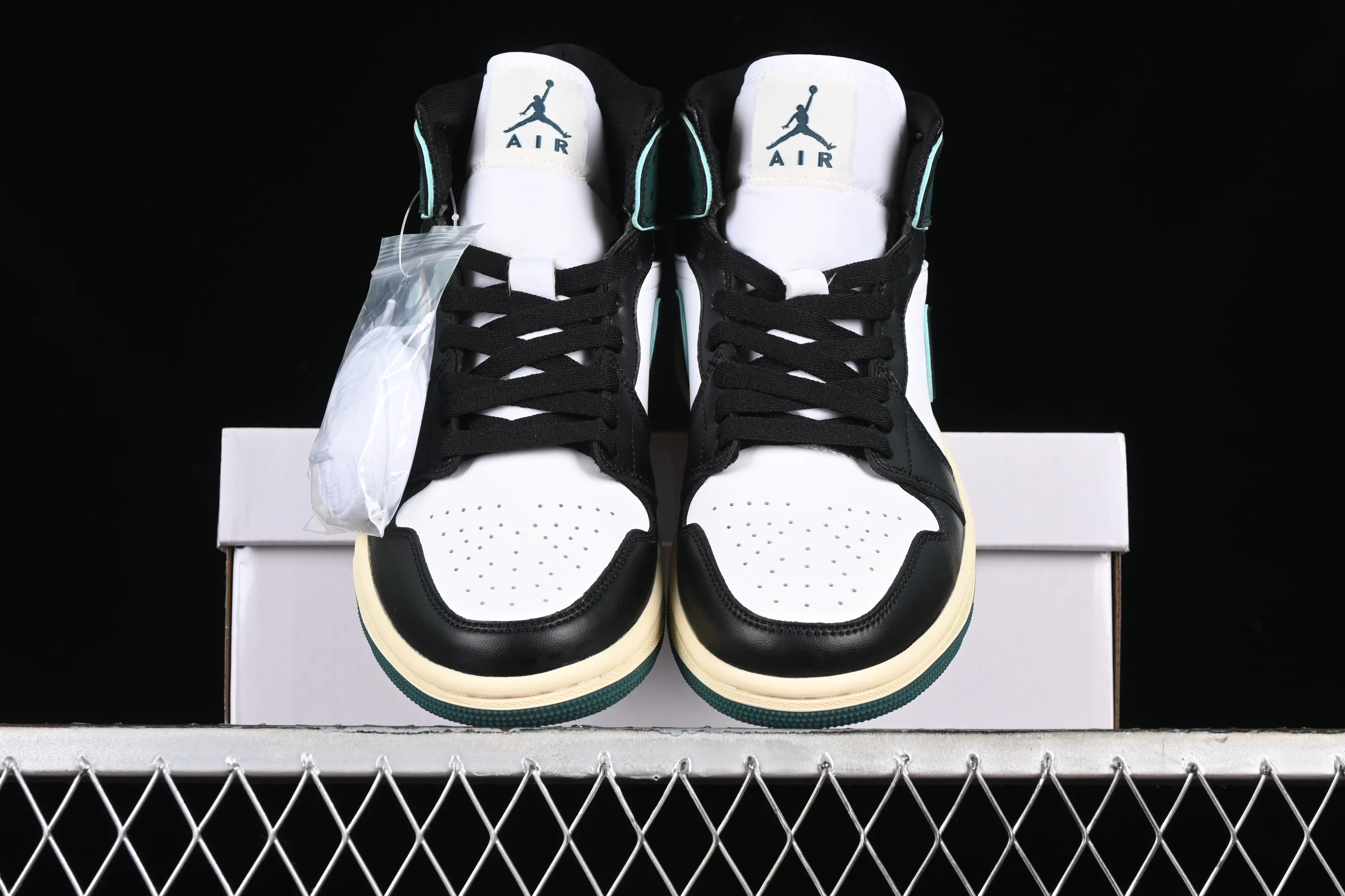 All Categories Air Jordan Jordan Series Basketball Shoes Air Jordan 1 Mid Air Jordan 1 Mid AJ1 Joe 1 Snake Print Black Green Toe Zhongbang Basketball Shoes FQ7818-100